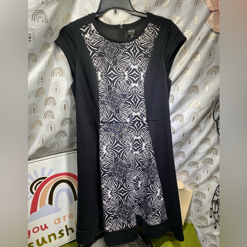 Nicole Black and White Midi Dress